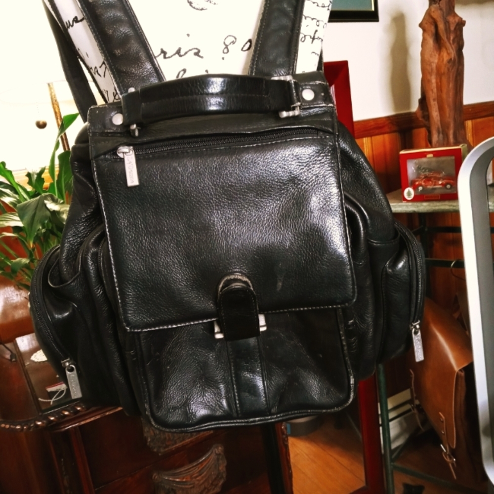 Le Donne Full Grain Columbian Vaquetta Leather Black Multi Pocket Backpack